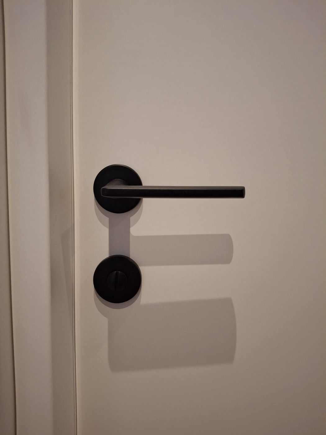 Maniglia nera con nottolino bagno